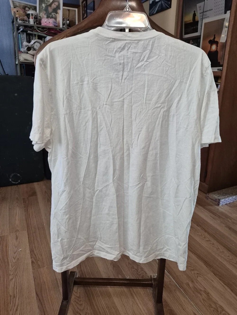 GUESS Embroidered Logo Tee in White - Picture 6 of 9